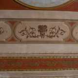 Una serie di cornici concentriche, impreziosite da decori floreali, cartigli...